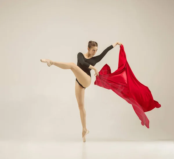 Bailarina de ballet moderna bailando en cuerpo entero sobre fondo blanco . — Foto de Stock