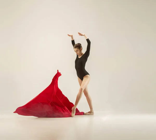 Danseuse de ballet moderne dansant en corps entier sur fond de studio blanc . — Photo