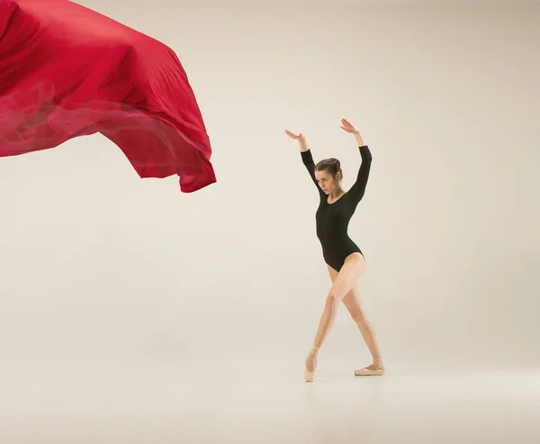Bailarina de ballet moderna bailando en cuerpo entero sobre fondo blanco . — Foto de Stock