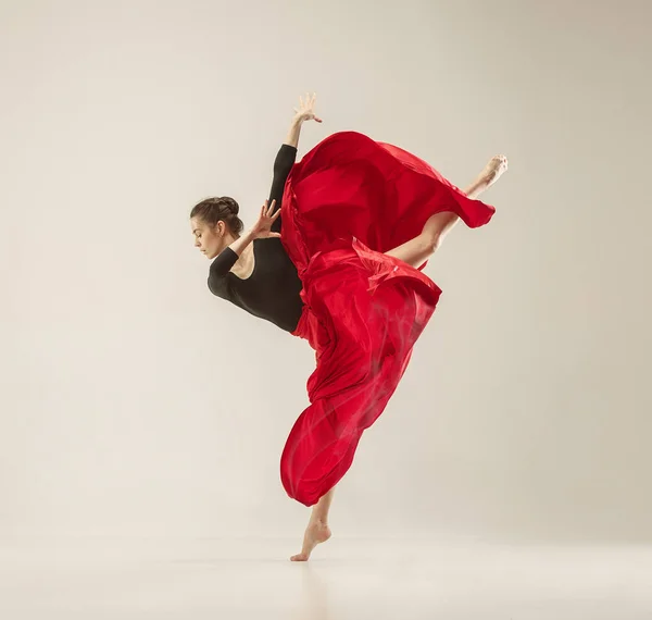 Moderno bailarino de balé dançando em corpo inteiro no fundo do estúdio branco . — Fotografia de Stock