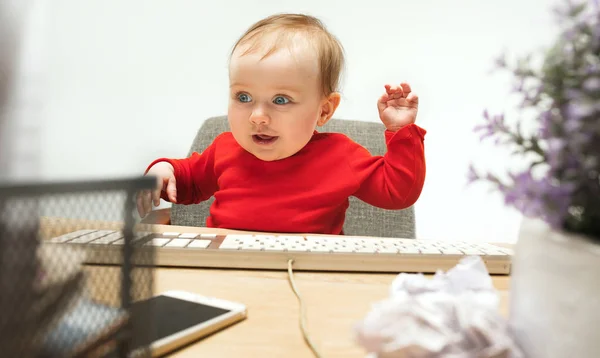 Ευτυχισμένο παιδί μωρό κορίτσι παιδί κάθεται με το πληκτρολόγιο του υπολογιστή που απομονώνονται σε λευκό φόντο — Φωτογραφία Αρχείου
