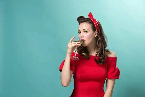 Hermosa mujer joven con pinup maquillaje y peinado. Estudio sobre fondo blanco —  Fotos de Stock