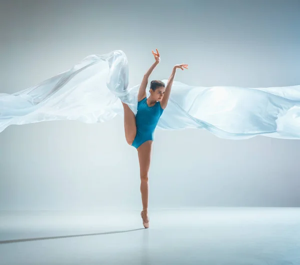 Moderne Balletttänzerin tanzt im Ganzkörper auf weißem Studiohintergrund. — Stockfoto