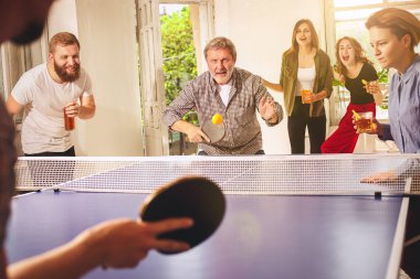 Ping pong Masa Tenisi oynarken mutlu genç arkadaş grubu