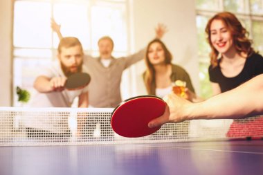 Ping pong Masa Tenisi oynarken mutlu genç arkadaş grubu