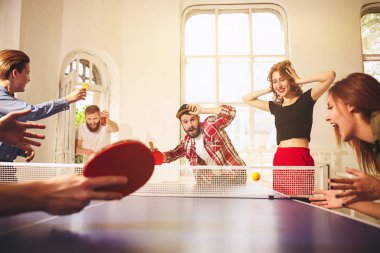 Ping pong Masa Tenisi oynarken mutlu genç arkadaş grubu