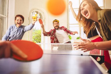 Ping pong Masa Tenisi oynarken mutlu genç arkadaş grubu