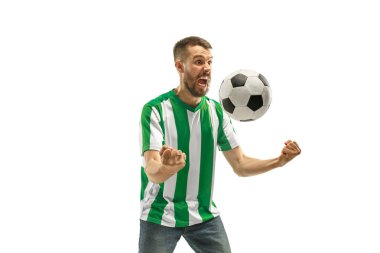 İrlandalı fan beyaz arka plan üzerinde kutluyor