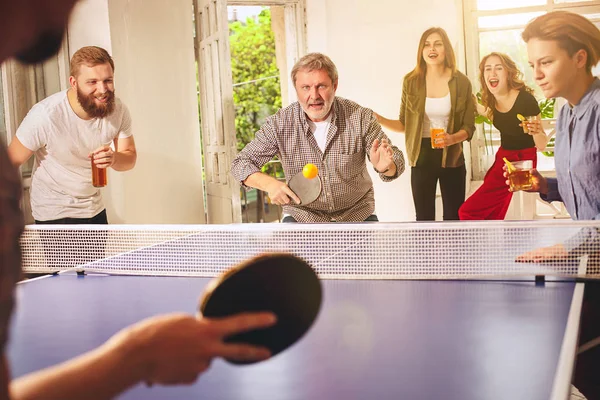 Groupe de jeunes amis heureux jouant au ping pong tennis de table — Photo