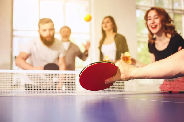 Grupo de jóvenes amigos felices jugando ping pong tenis de mesa — Foto de Stock