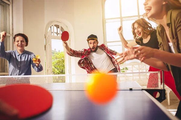 Grupo de jóvenes amigos felices jugando ping pong tenis de mesa —  Fotos de Stock