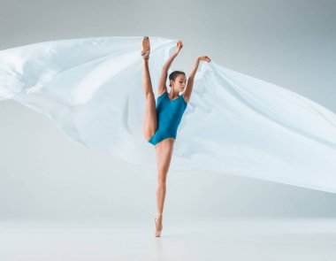 Tam vücut beyaz stüdyo arka üzerinde dans Modern bale dansçısı.