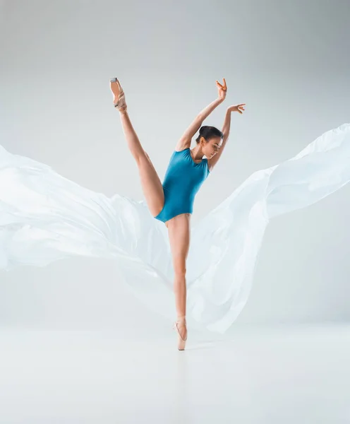 Ballerino moderno che balla in tutto il corpo su sfondo bianco . — Foto Stock