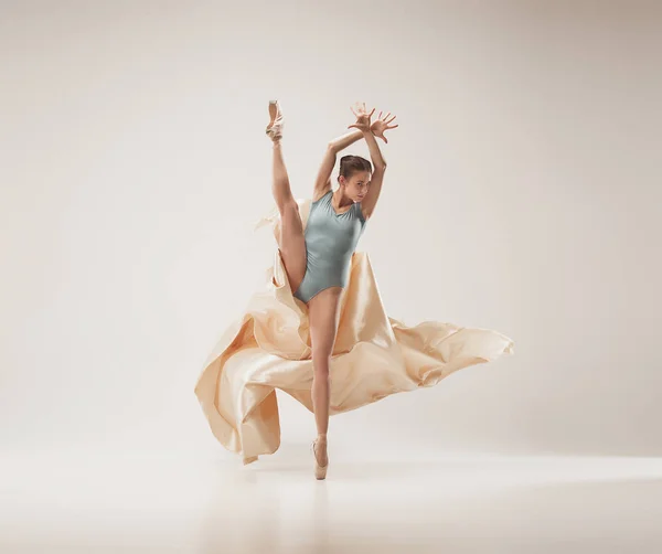 Danseuse de ballet moderne dansant en corps entier sur fond de studio blanc . — Photo
