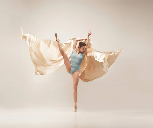 Moderno bailarino de balé dançando em corpo inteiro no fundo do estúdio branco . — Fotografia de Stock