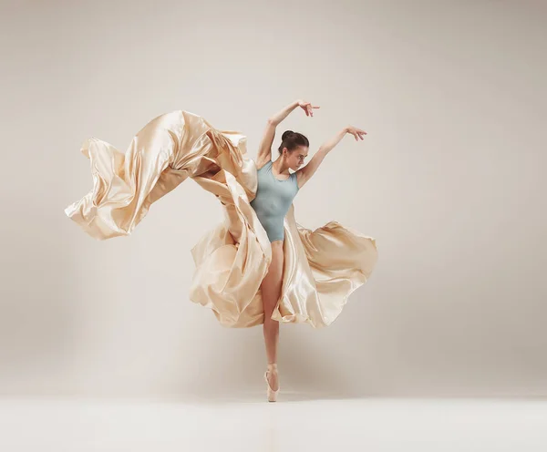 Moderno bailarino de balé dançando em corpo inteiro no fundo do estúdio branco . — Fotografia de Stock