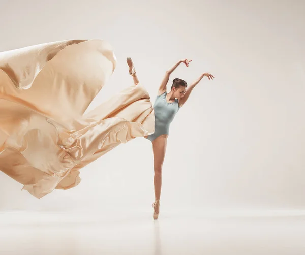 Bailarina de ballet moderna bailando en cuerpo entero sobre fondo blanco . — Foto de Stock