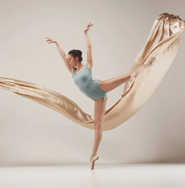 현대 발레 댄서 화이트 스튜디오 배경에서 전신에 춤을. — 스톡 사진