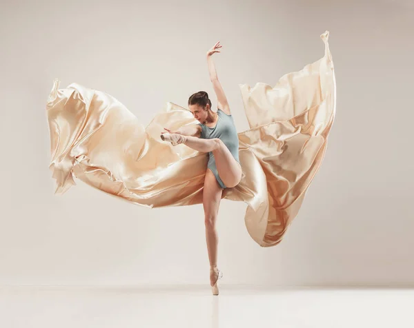 Tam vücut beyaz stüdyo arka üzerinde dans Modern bale dansçısı. — Stok fotoğraf