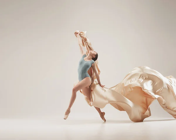 Modern balett-táncos táncol a teljes test fehér stúdió háttere. — Stock Fotó