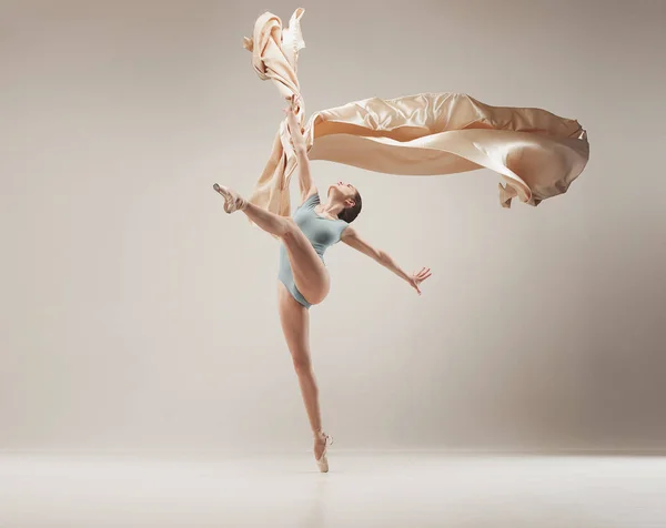 Moderno bailarino de balé dançando em corpo inteiro no fundo do estúdio branco . — Fotografia de Stock