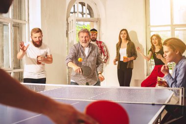 Ping pong Masa Tenisi oynarken mutlu genç arkadaş grubu