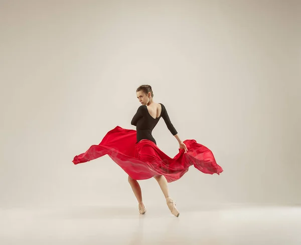 Danseuse de ballet moderne dansant en corps entier sur fond de studio blanc . — Photo
