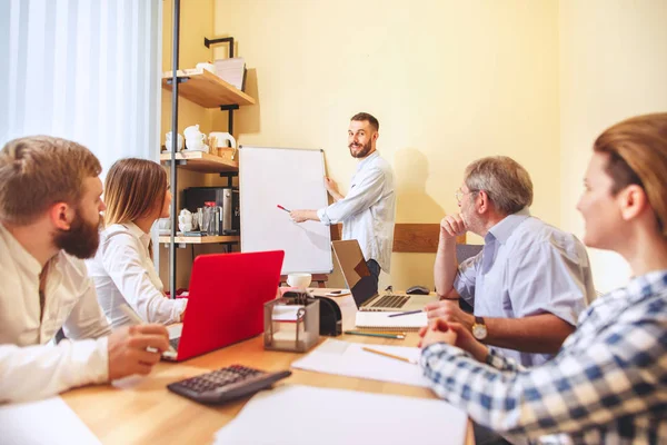 Teamarbeit. Foto junge Geschäftsleute arbeiten mit neuem Projekt im Büro — Stockfoto