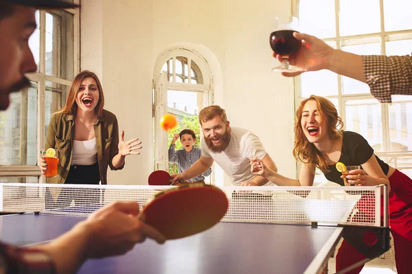 Grupo de jóvenes amigos felices jugando ping pong tenis de mesa —  Fotos de Stock