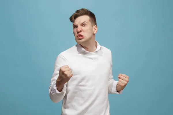 Der junge emotionale wütende Mann schreit vor Studiohintergrund — Stockfoto