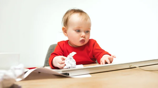 행복 한 아이 아기 소녀 유아 컴퓨터 흰색 배경에 고립의 키보드와 함께 앉아 — 스톡 사진