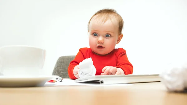 Enfant heureux bébé fille tout-petit assis avec clavier d'ordinateur isolé sur un fond blanc — Photo