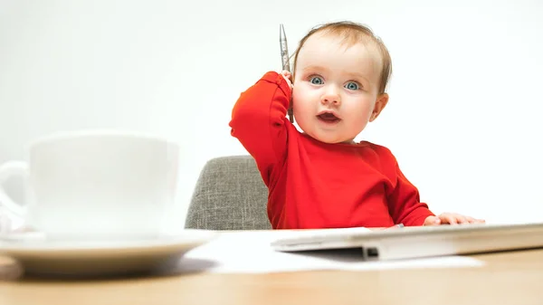 Bayi perempuan bahagia balita duduk dengan keyboard komputer terisolasi pada latar belakang putih — Stok Foto