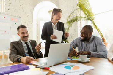 Bir grup genç iş adamı toplantı yapıyor, yaratıcı bir ofis.