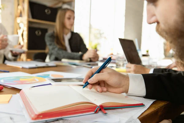 Gruppo di giovani professionisti aziendali che hanno un incontro, ufficio creativo — Foto Stock