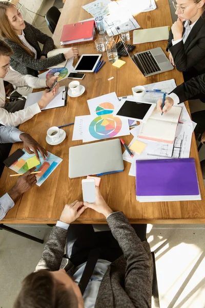 Grupo de jóvenes profesionales de la empresa que tienen una reunión, oficina creativa — Foto de Stock