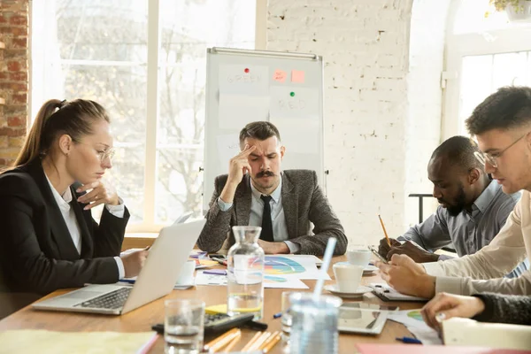 Gruppe junger Geschäftsleute bei einem Meeting, kreatives Büro — Stockfoto