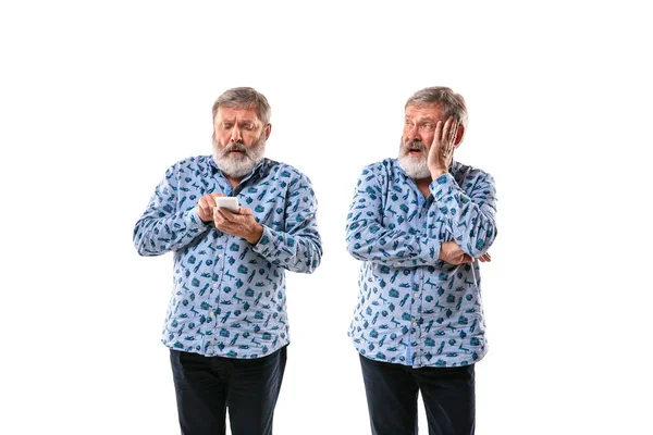 Hombre mayor discutiendo consigo mismo en el fondo del estudio blanco . — Foto de Stock