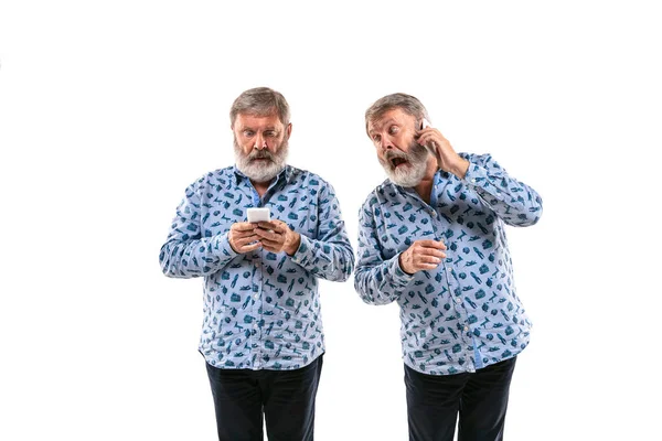 Hombre mayor discutiendo consigo mismo en el fondo del estudio blanco . — Foto de Stock