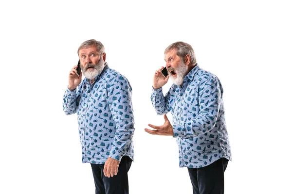 Senior man argumenterar med sig själv på vit studio bakgrund. — Stockfoto