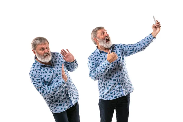 Senior man ruzie met zichzelf op witte studio achtergrond. — Stockfoto