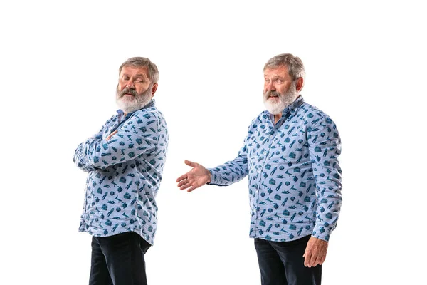 Hombre mayor discutiendo consigo mismo en el fondo del estudio blanco . — Foto de Stock