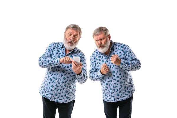 Hombre mayor discutiendo consigo mismo en el fondo del estudio blanco . — Foto de Stock