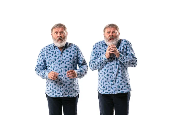 Hombre mayor discutiendo consigo mismo en el fondo del estudio blanco . — Foto de Stock