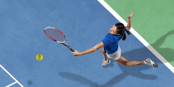 Jovem de camisa azul a jogar ténis. Juventude, flexibilidade, energia e energia . — Fotografia de Stock