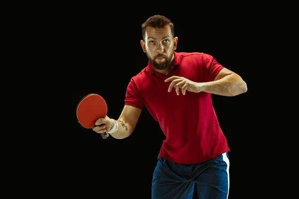 Giovane uomo che gioca a ping pong su sfondo nero studio — Foto Stock