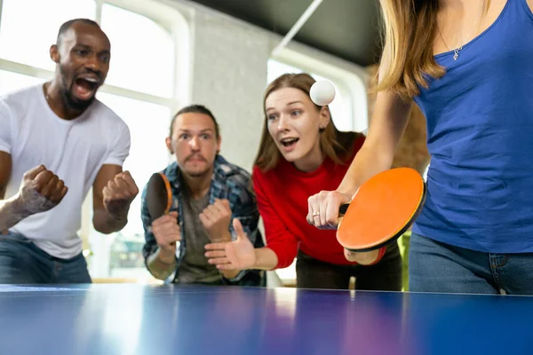 Mladí lidé hrají stolní tenis na pracovišti, baví — Stock fotografie