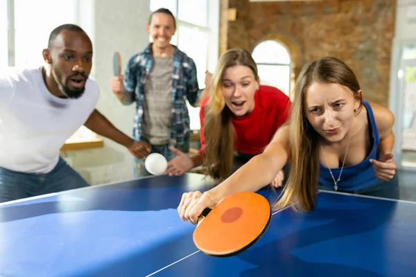 Jugendliche spielen Tischtennis am Arbeitsplatz und haben Spaß — Stockfoto