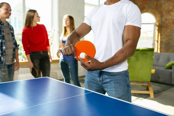 Νέοι που παίζουν πινγκ-πονγκ στο χώρο εργασίας, διασκεδάζουν — Φωτογραφία Αρχείου