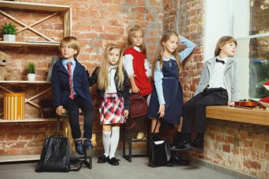 Bir grup çocuk okuldan sonra birlikte vakit geçiriyorlar. Okuldan sonra yakışıklı arkadaşlar dinleniyor..